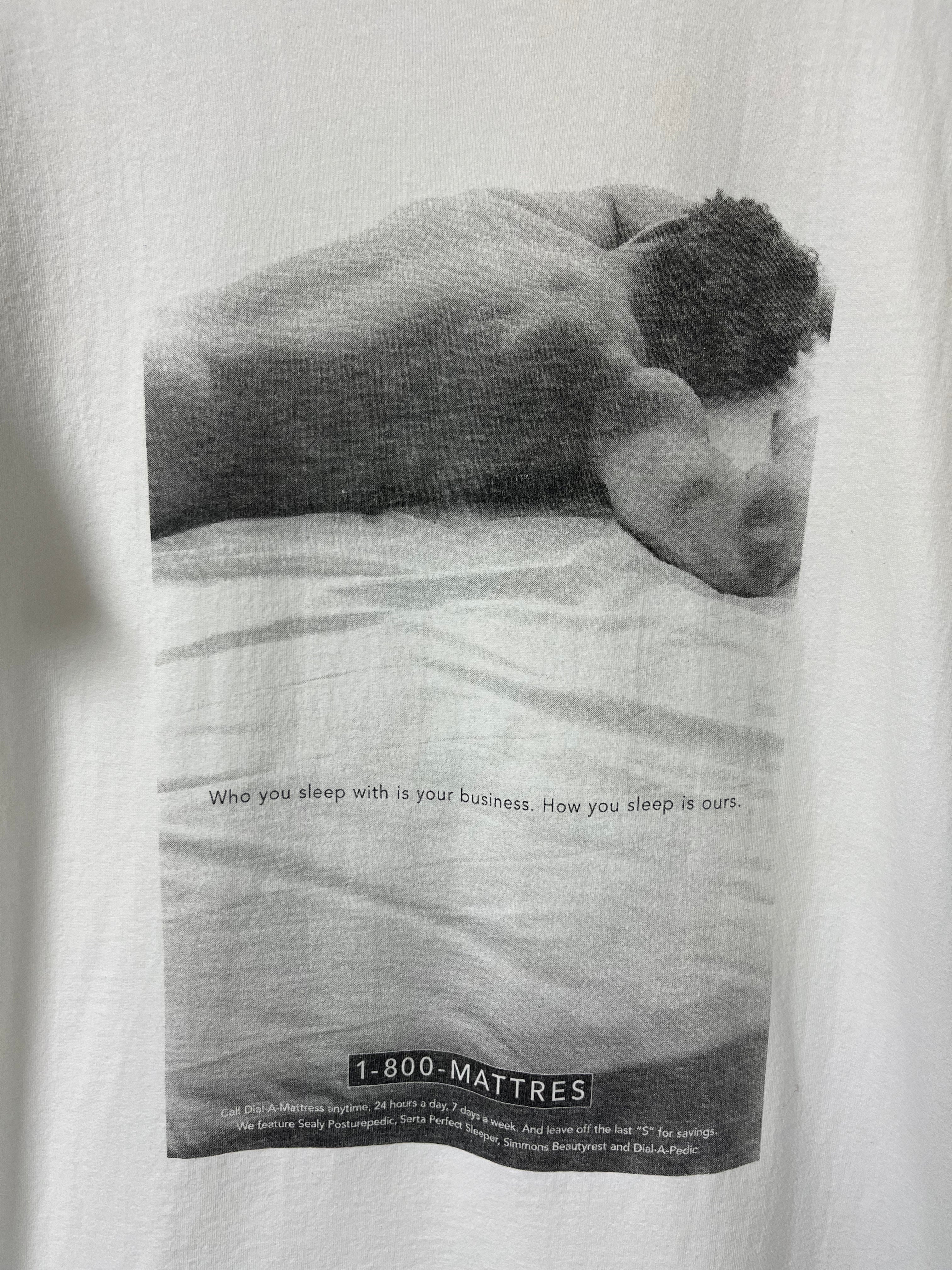‘90s 1-800-MATTRES Mattress ‘Who You Sleep With’ T-Shirt - White - XL